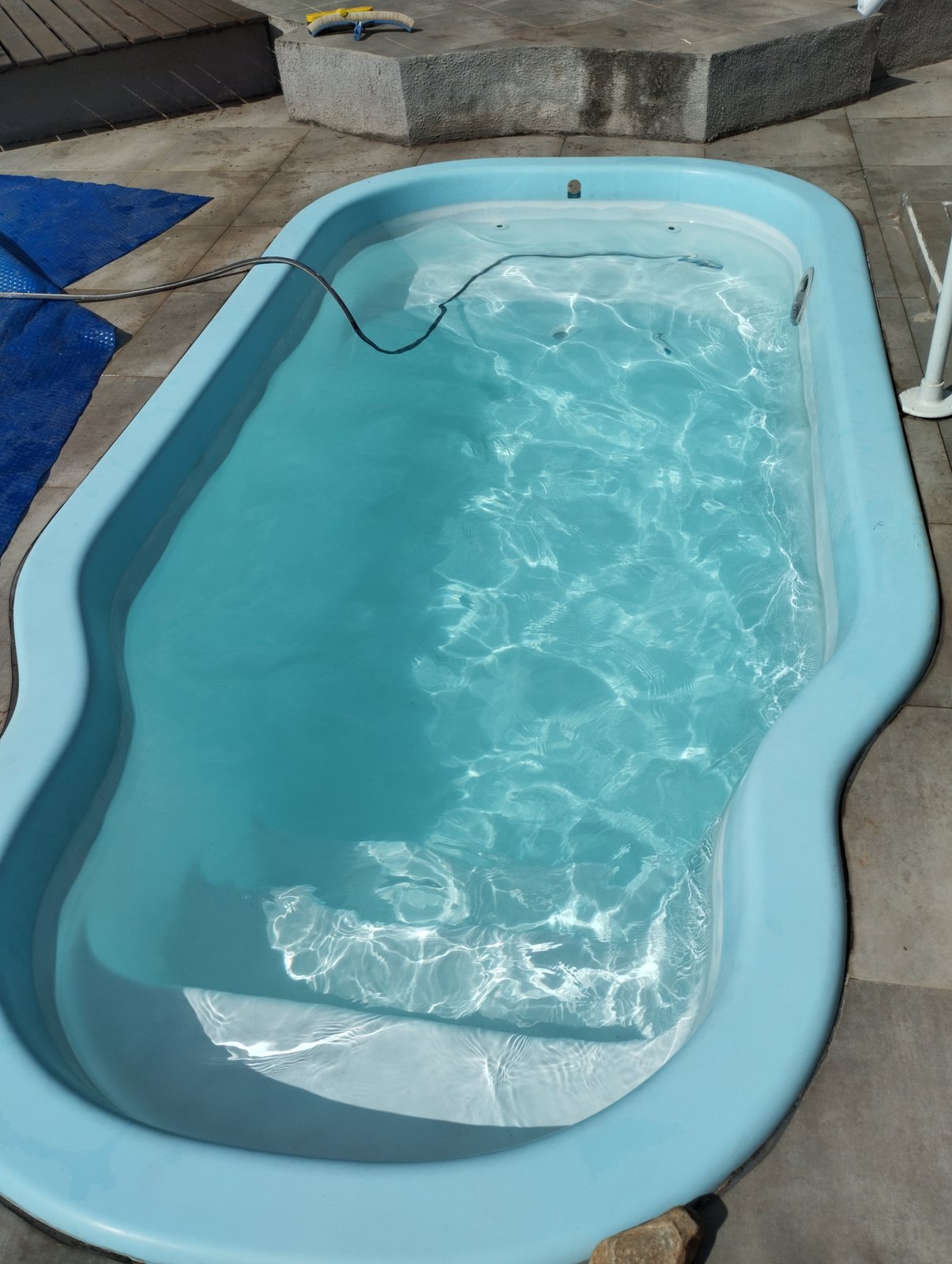 Piscina de fibra vista de cima, com a água clara