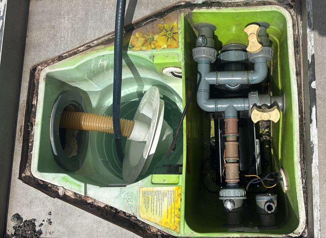 Filtro e tubulação de piscina abertos durante um atendimento