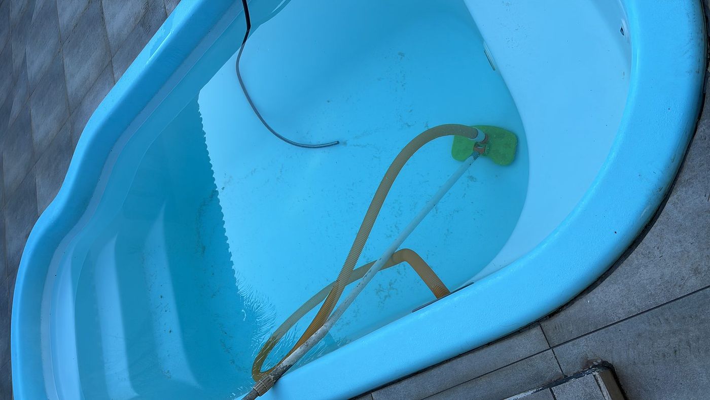 Aspiração de piscina de fibra com água clara
